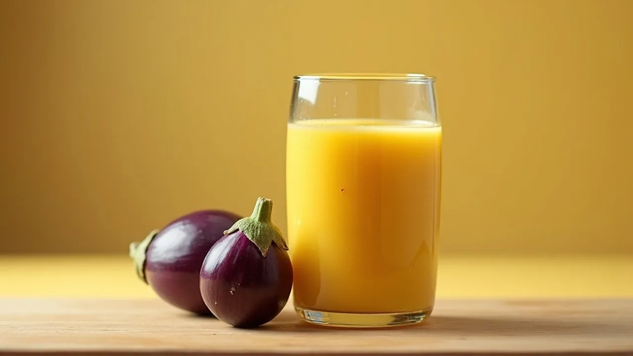 Petit bol de purée d'aubergine à côté d'une aubergine fraîche